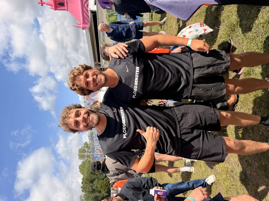 Tjerk en Tjeerd in Ploeggenoten-shirts op een festival